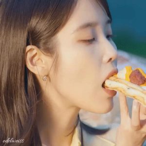 Ang! IU's pizza eating show