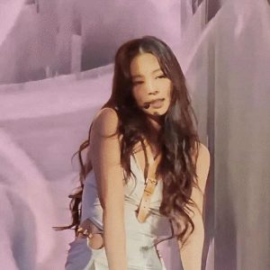 JENNIE's split chair dance