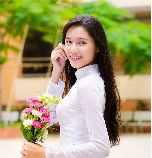 wife and children in traditional Vietnamese clothes Ao Dai jpg