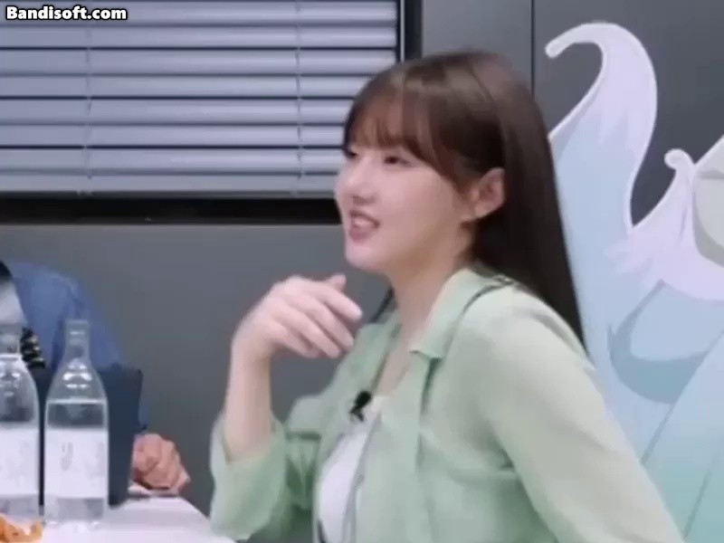 TAK JAEHUN's super mini thighs under GFRIEND's Yerin's desk