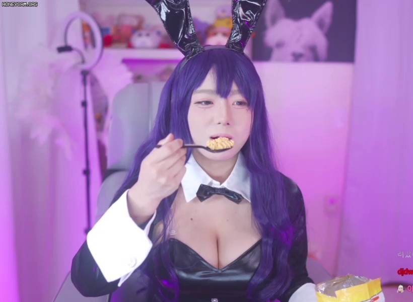 Maruemon's chest bone turned into a black bunny girl