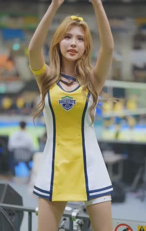 Jeon Eunbi cheerleader yellow dress conquest chest movement