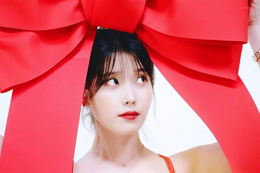 IU with a big ribbon on her head