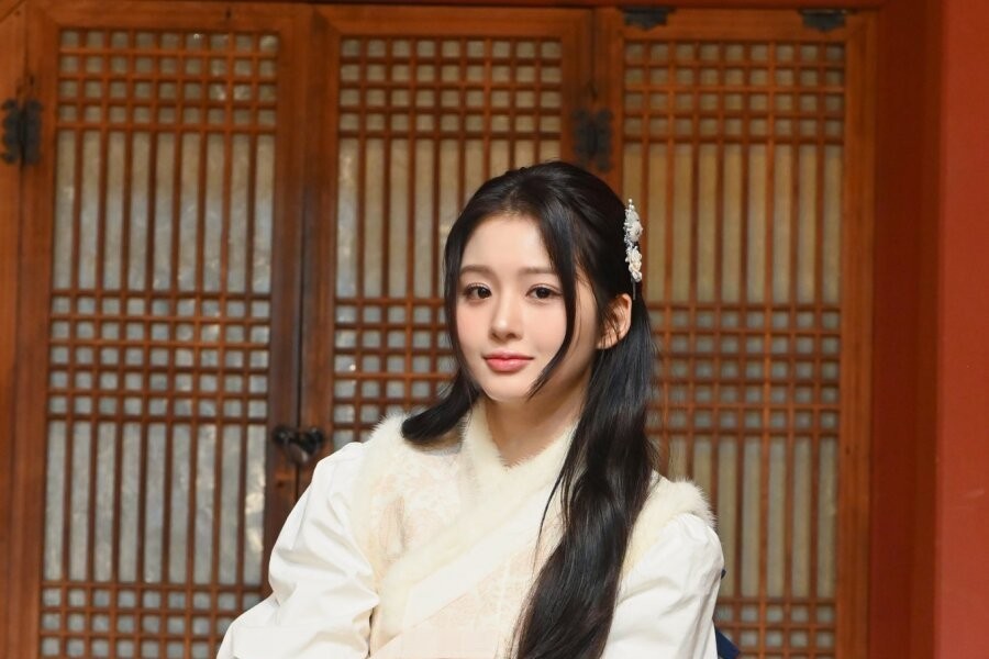 NMIX's Seol Yoon's beauty in Hanbok