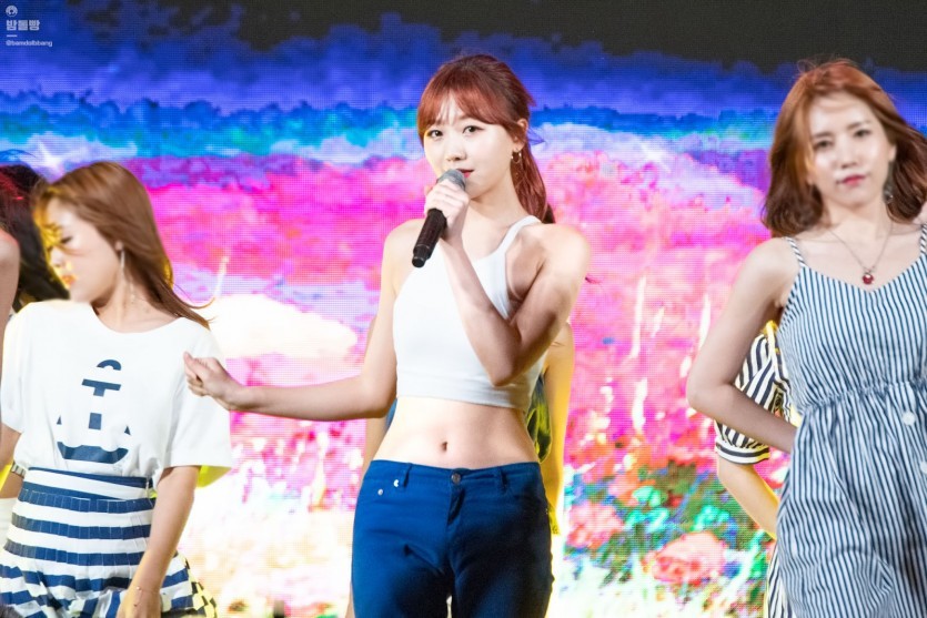 Lovelyz's Ryu Su-jeong exposes her waist