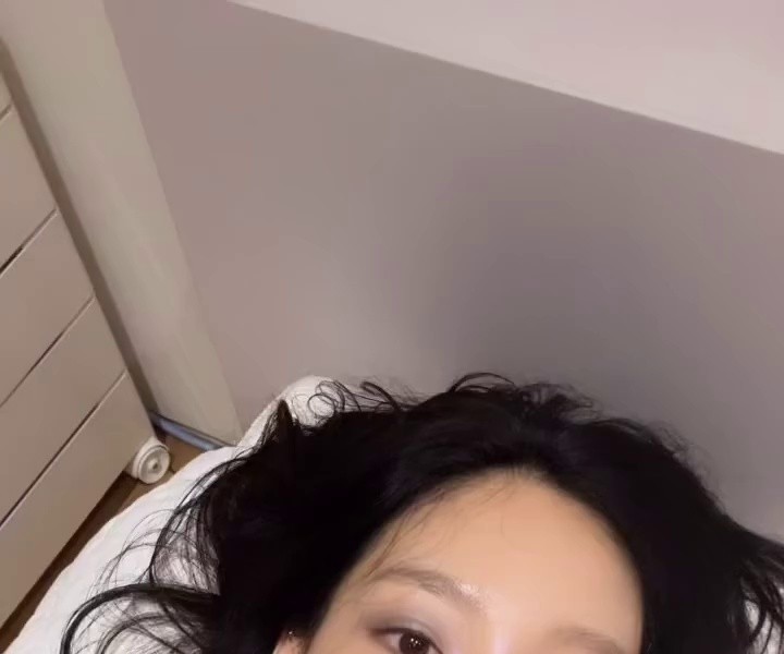 Taeyeon with pretty eye makeup... white sleeveless armpits lying on the bed