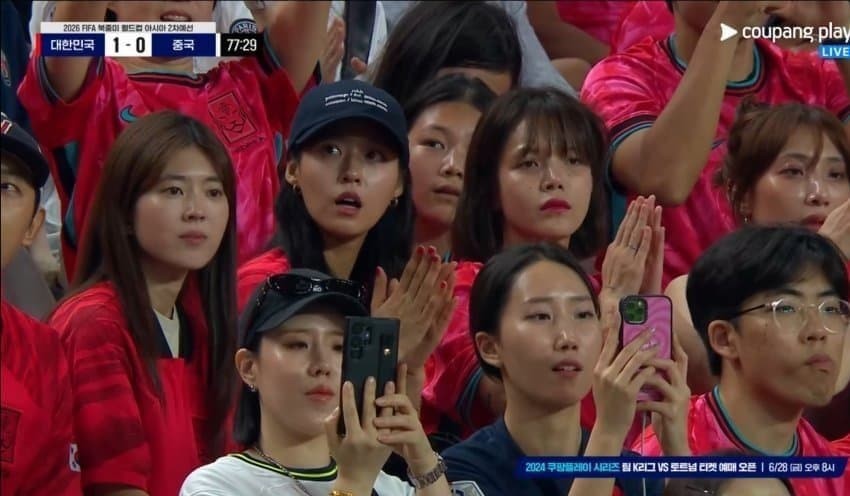 Seolhyun and Jimin came to watch soccer.