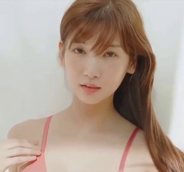 A girl with a beautiful smile, Lim Ji-ji, Lee Hae-in, and Yeon's pink bikini body