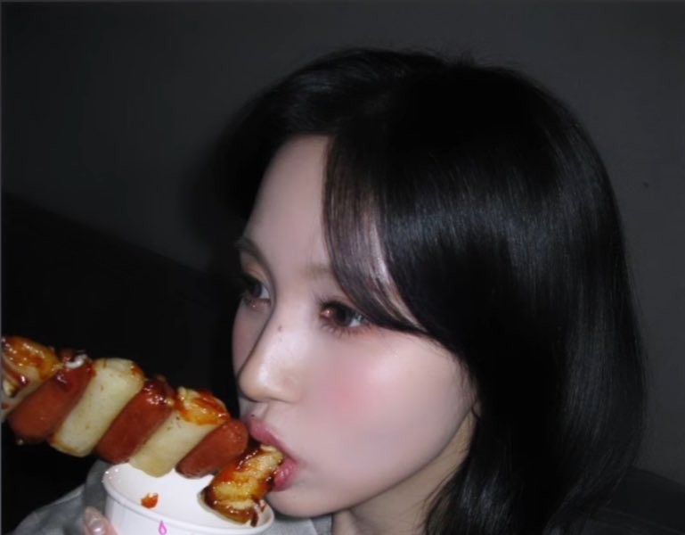 [Twice] Twice Mina eating rice cake skewers