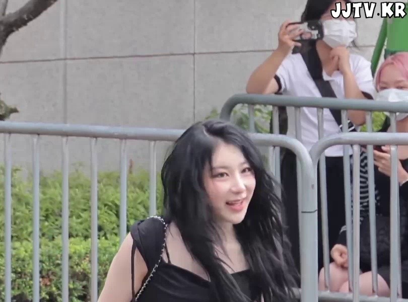 (SOUND)Lee Chae-yeon's smooth stomach and jeans fit on her way to work at Music Bank