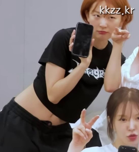 Red Velvet Seulgi's GIF showing her waist and back