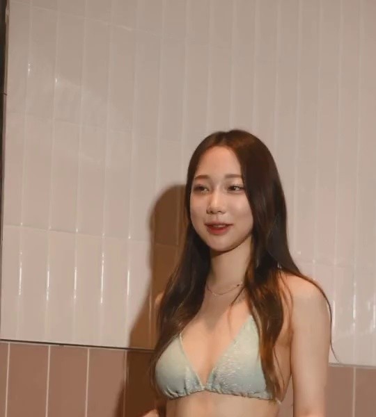 Model Jeong Sia Slander Bikini Body