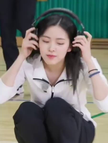 ITZY Ryujin squatting in black sweats in M ​​position... eating fried rice