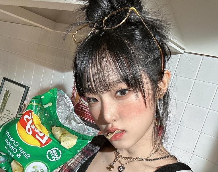 Choi Yena's bold lowered pants and black panties