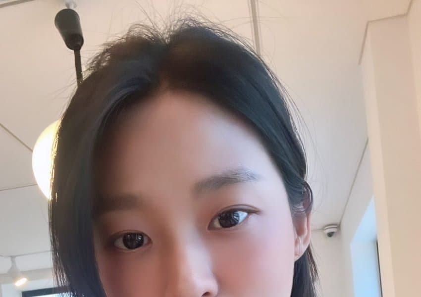 AOA Seolhyun selfie off-solder black dress