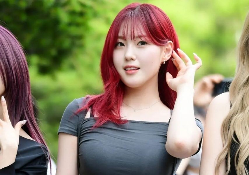 Kepler Kim Chae-hyun, tight t-shirt on the way to work, heavy breasts, bra marks