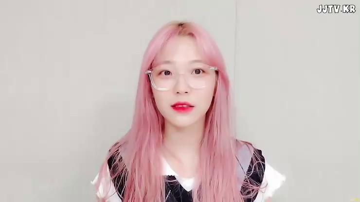 Cute pink hair fromis_nine Baek Ji-heon