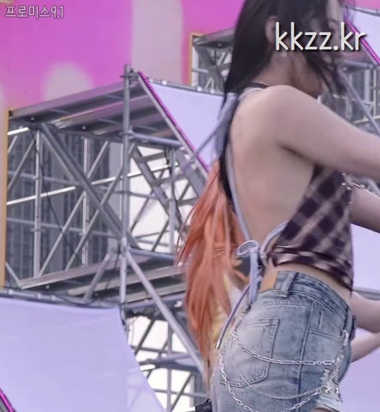 Hot pants with full back visible Busan Water Bomb Fromis Nine Baek Ji-heon GIF