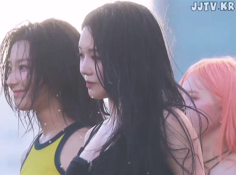 (SOUND)Heavy black bra top side view Fromis Nine Noh Ji-seon