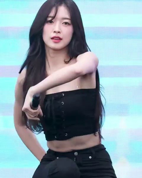 Oh My Girl Arin Front strap black tube top S-line body