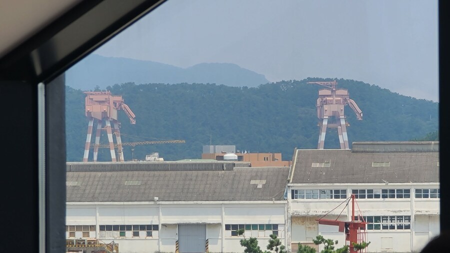 Breaking news?) Currently, a Star Wars space war is about to take place in Korea.