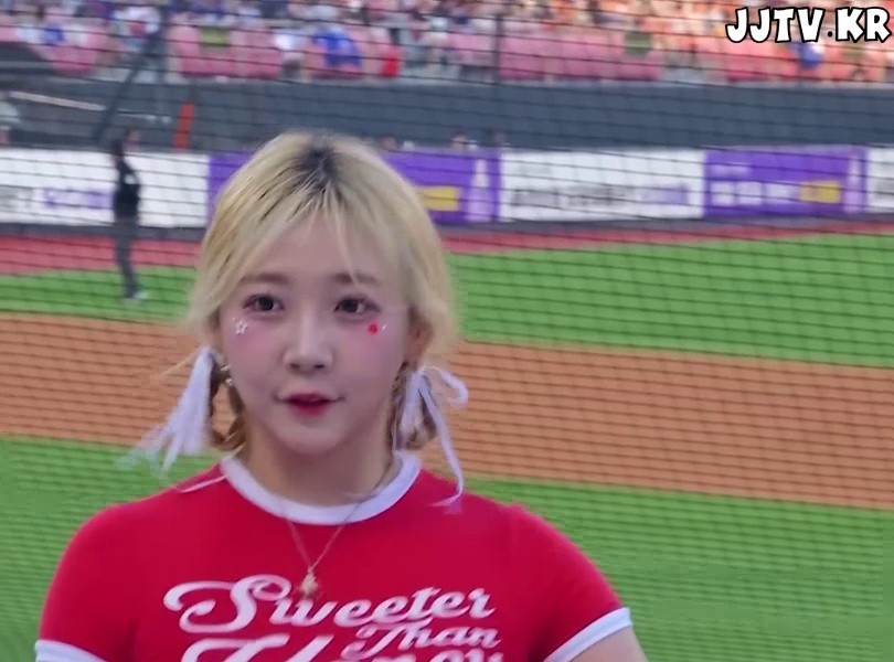 (SOUND)Heavy crop red t-shirt Jo Ye-rin cheerleader