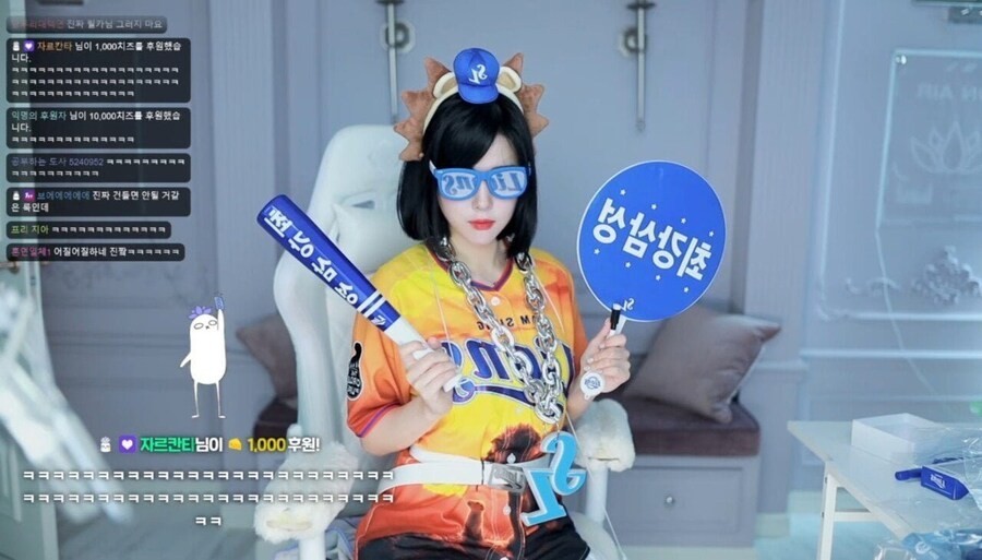 A special look at a fan girl perfectly wearing Samsung goods