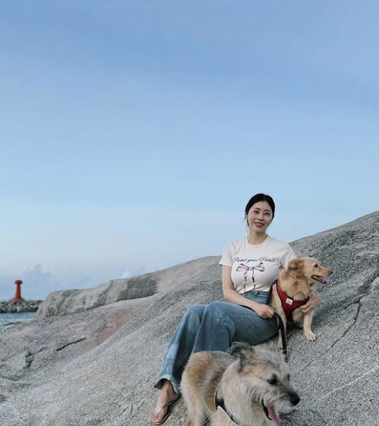 Seo Dong-ju is only wearing jeans and a white t-shirt, but she looks overwhelmingly glamorous.