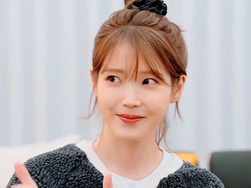 (SOUND)IU is cute, from the appearance of new singer Jo Jung-seok to her reactions. GIF