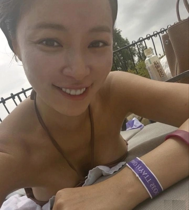 Divorce → Breakup'' Hwang Jung-eum shows off her glamorous body in a swimsuit