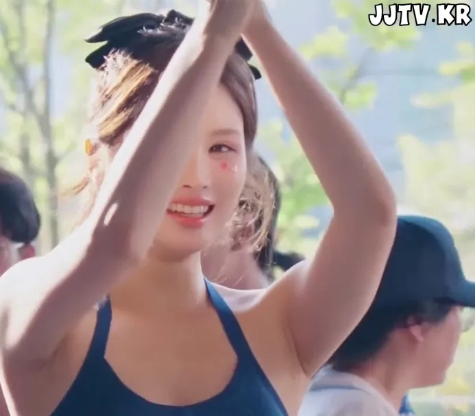 (SOUND)Guerilla performance Kim Jeong-won cheerleader navy halterneck tank top