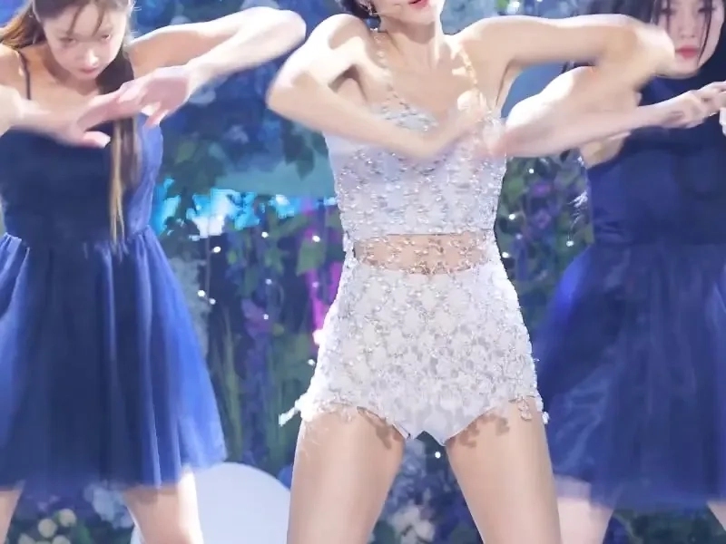 (SOUND)[TWICE] Beaded sleeveless sheepshead Twice Tzuyu