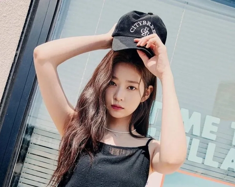 Kim Min-ju’s cool armpit black string tank top