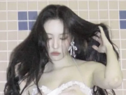 One photo of Sunmi's Instagram lingerie look that will make you doubt your eyes for a moment