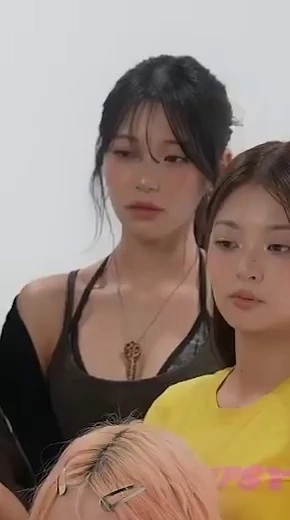 Sleeveless string bikini, plump cleavage and pelvis, Fromis Nine Baek Ji-heon - DAZE