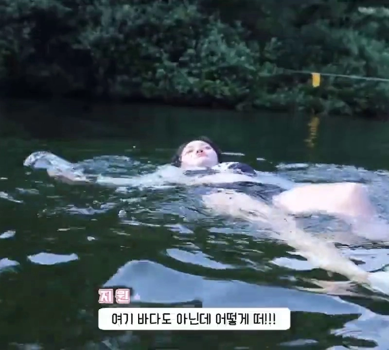 (SOUND)Park Min-jeong pulled out her breasts while swimming lol