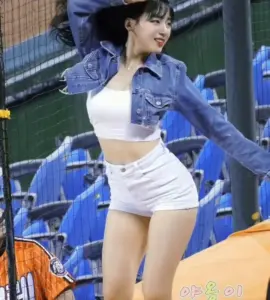 (SOUND)Crop top, white shorts, Ha Ji-won